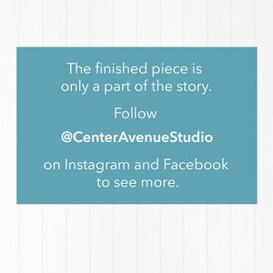 Puede incluir: Un gr&aacute;fico rectangular turquesa con texto blanco que dice: "La pieza terminada es solo una parte de la historia. Sigue a @CenterAvenueStudio en Instagram y Facebook para ver m&aacute;s." El fondo es de madera blanca.