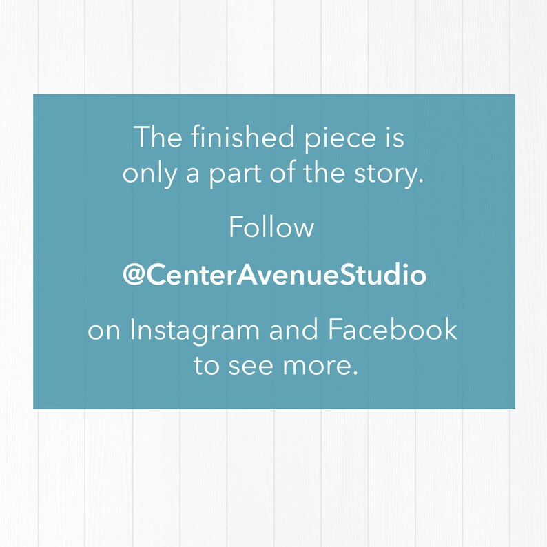 Puede incluir: Un gr&aacute;fico rectangular turquesa con texto blanco que dice: "La pieza terminada es solo una parte de la historia. Sigue a @CenterAvenueStudio en Instagram y Facebook para ver m&aacute;s." El fondo es de madera blanca.