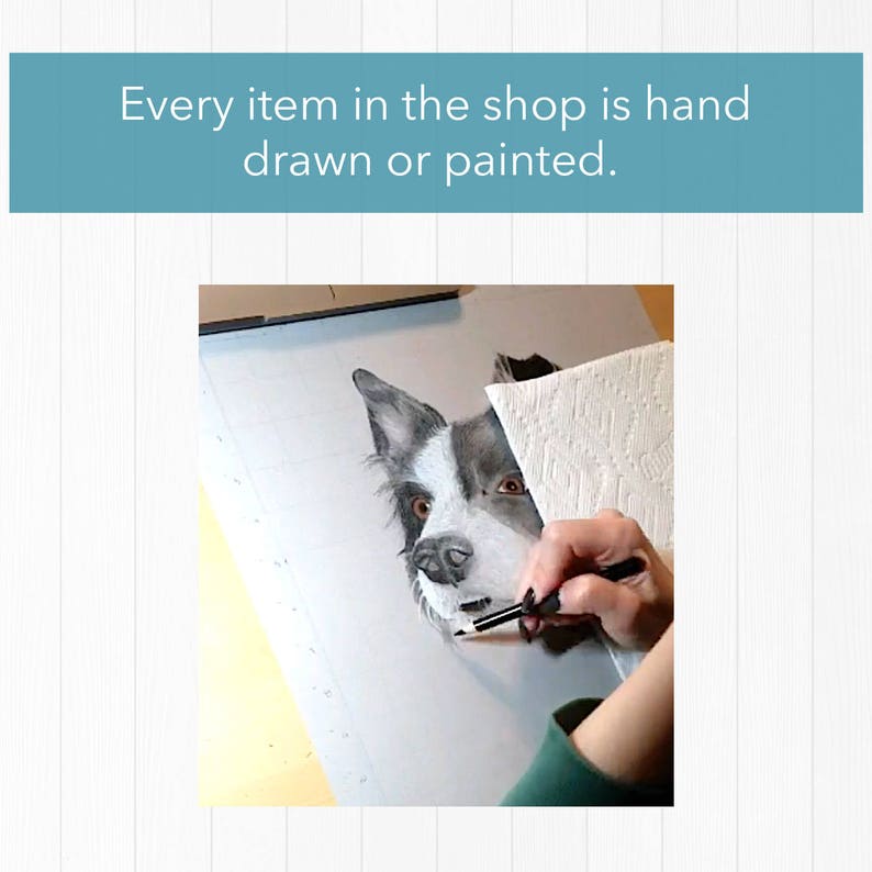 Puede incluir: Dibujo a l&aacute;piz de un perro con pelaje blanco y negro. La mano del artista sostiene un l&aacute;piz y a&ntilde;ade detalles a la cara del perro. El texto de arriba dice: "Cada art&iacute;culo de la tienda est&aacute; dibujado o pintado a mano."