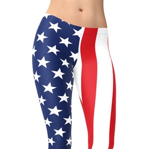 Puede incluir: Un par de leggings con un diseño dividido que presenta la bandera estadounidense. Una pierna es azul con estrellas blancas, y la otra pierna es roja y blanca con rayas.