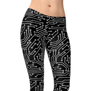 Op de afbeelding: Zwarte leggings met een wit printpatroon van een printplaat. De leggings zijn verkrijgbaar in verschillende stijlen, waaronder shorts, capri en yogaleggings.