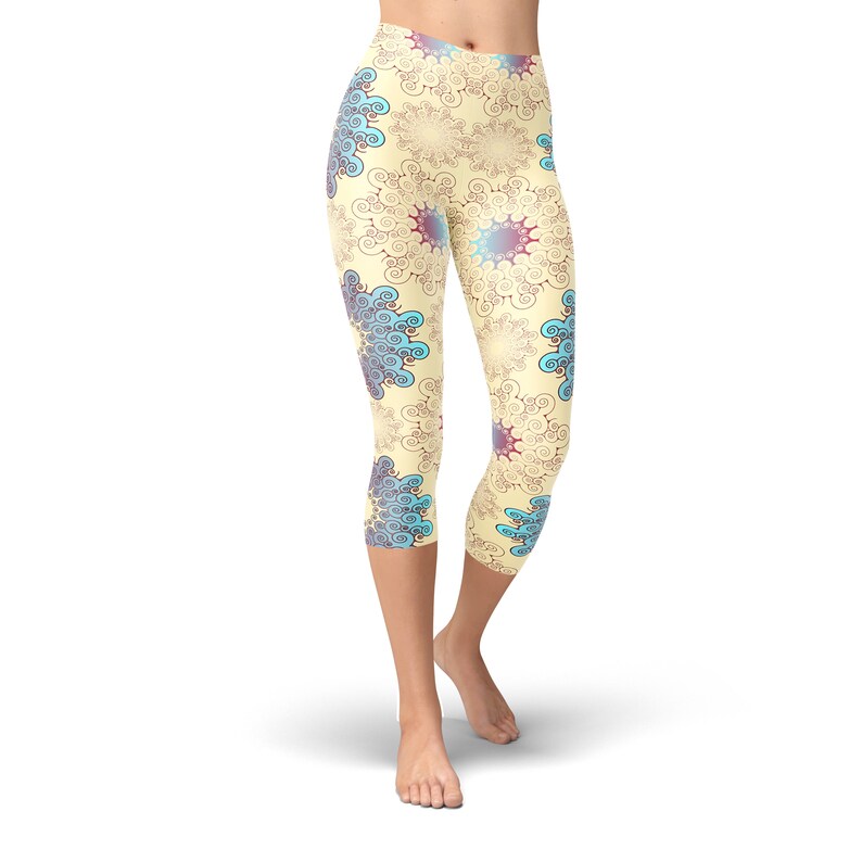 K&ouml;nnte beinhalten: Gelbe Capri-Leggings mit einem blauen und violetten Blumenmuster.