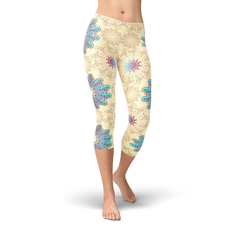 K&ouml;nnte beinhalten: Eine gelbe Capri-Leggings mit einem blauen und violetten Blumenmuster.