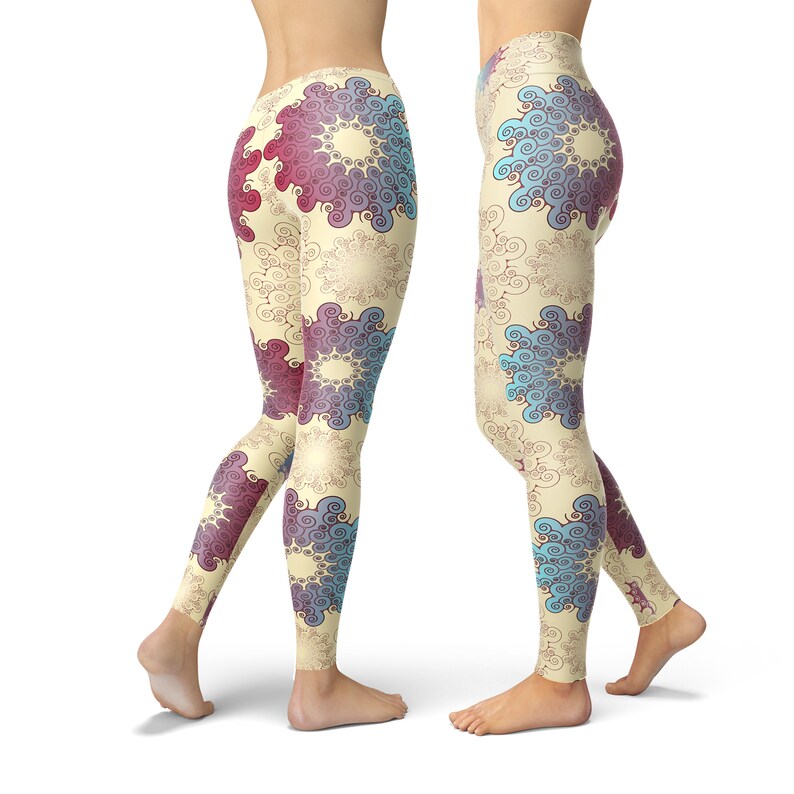 K&ouml;nnte beinhalten: Eine Leggings mit cremefarbenem Hintergrund und einem bunten Muster aus blauen, violetten und roten Wirbeln. Die Leggings ist figurbetont und hat einen hohen Bund.