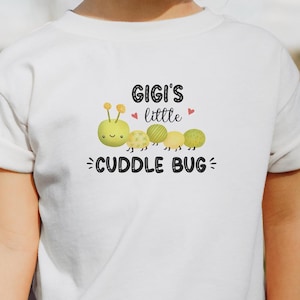 Puede incluir: Un juego de tres tazas de cerámica con un acabado moteado y mate. Las tazas son en tonos crema, gris claro y gris oscuro. Cada taza tiene un diseño simple y minimalista y un asa redondeada.