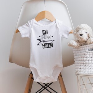 My Mom Rocks Onesie®, Gitarren-Strampler®, Ich liebe Mommy Onesie®, Baby-Dusche-Geschenk, Musik-Baby-Strampler®, Mama ist My Bestie Onesie®, Mom Onesie®
