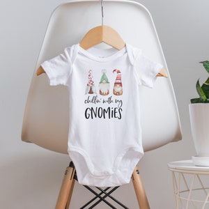 Gnom Onesie®, Chillin Mit meinen Gnomies, lustiger Baby Body®, Hipster-Baby-Kleidung, Baby-Dusche-Geschenk, Gnom-Baby-Dusche, süße Baby-Kleidung