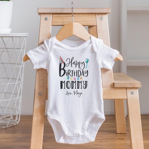 Alles Gute zum Geburtstag Mama Onesie®, Mama Geburtstag Onesie®, Mama-Babykleidung, Geburtstagsgeschenk Onesie®, Unisex-Babykleidung, Mama Onesie®