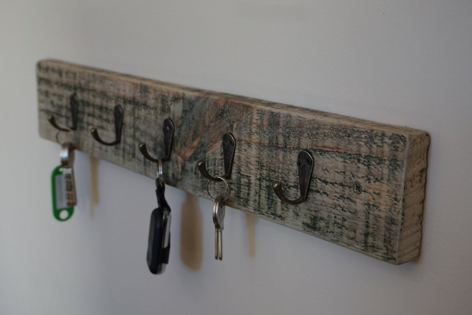 Painted Pallet Wood Key Rack, 5 Key Hooks Recycled Pallet Wood - Etsy
