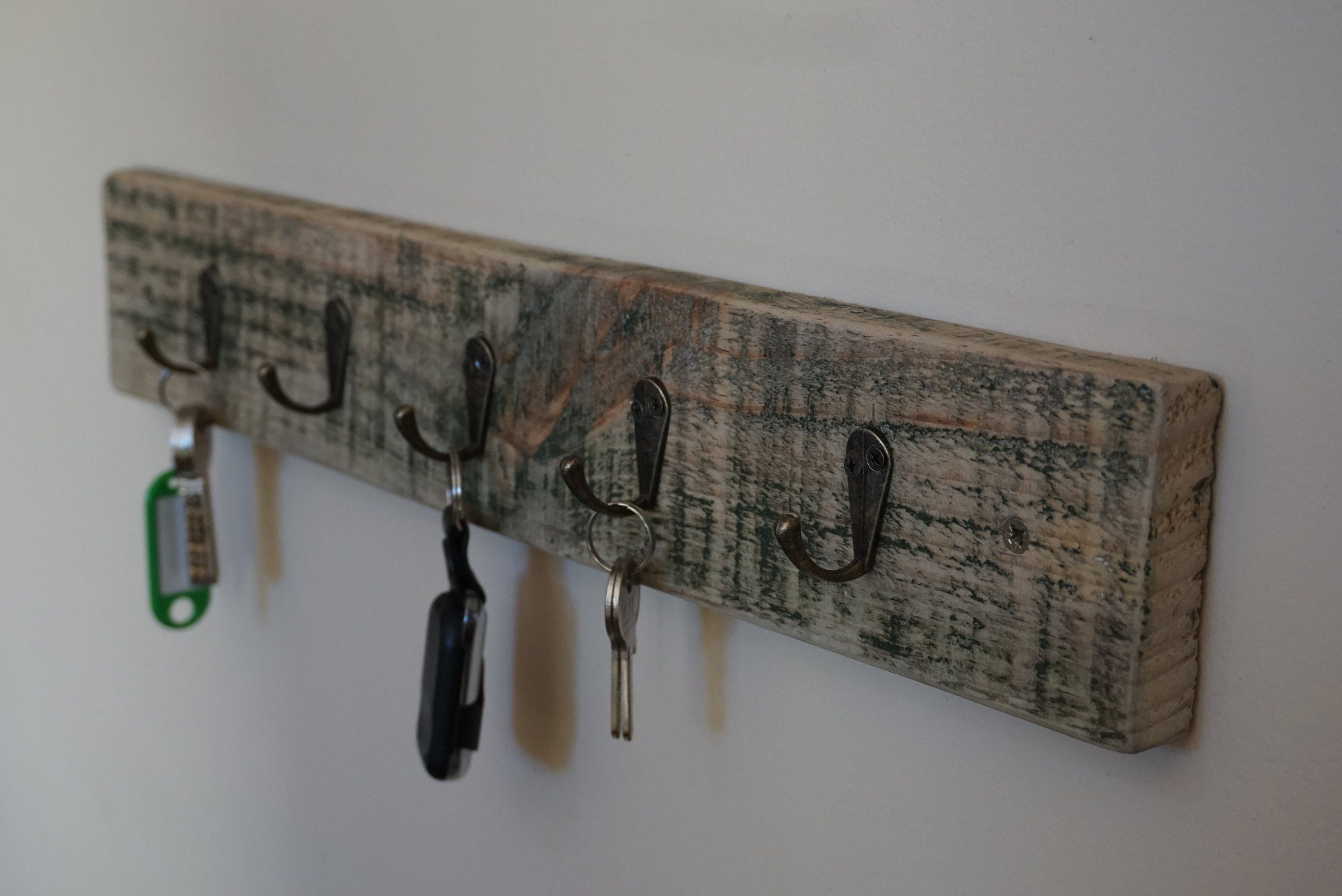 Painted Pallet Wood Key Rack, 5 Key Hooks Recycled Pallet Wood - Etsy