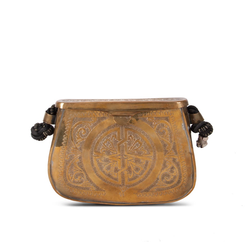 Box clutch in golden brass
