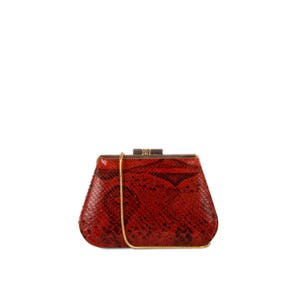 Könnte beinhalten: Eine rote Clutch aus Schlangenleder mit einer goldenen Kettenkette und einem Metallverschluss.