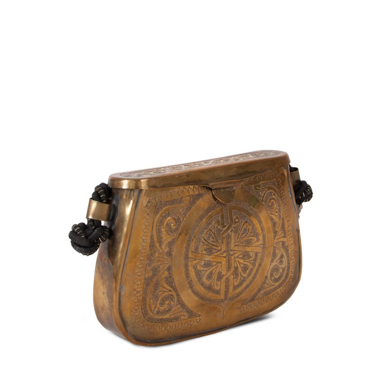 Box clutch in golden brass