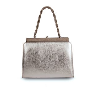 Bolso de mano con acabado metalizado en color plateado.