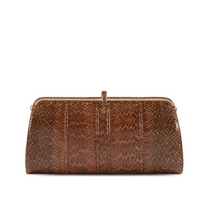 Può includere: Una pochette in pelle di serpente marrone con una chiusura dorata.