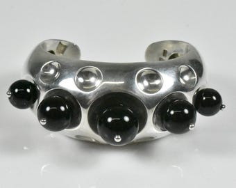Pulsera tipo brazalete de ónix plateado con lunares de Antonio Pineda