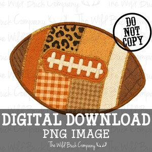 Op de afbeelding: Een digitale afbeelding in de vorm van een voetbal met een patchwork-ontwerp. Het ontwerp bevat delen van luipaardprint, oranje, bruine en bruine stoffen. Het midden toont een voetbal met witte veters. De tekst "DIGITAL DOWNLOAD PNG IMAGE" is inbegrepen.