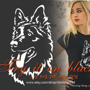 Op de afbeelding: Een zwart t-shirt met een witte afbeelding van de kop van een Duitse herdershond. Het ontwerp wordt ook getoond op een donkergrijze achtergrond met de tekst "Try it on black!" en winkelgegevens.