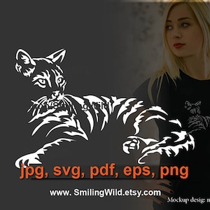 Puede incluir: Una silueta en blanco y negro de un gato acostado. El gato está estilizado con una cola larga y fluida y un cuerpo enroscado. La imagen está sobre un fondo negro e incluye el texto "jpg, svg, pdf, eps, png" y "www.SmilingWild.etsy.com".