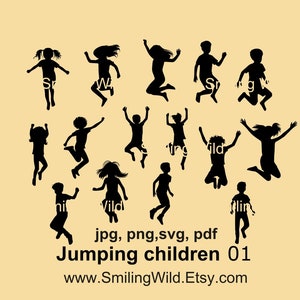 Op de afbeelding: Silhouetten van kinderen die in de lucht springen met hun armen omhoog. De afbeelding is in zwart-wit en heeft een lichtbruine achtergrond. De tekst "jpg, png, svg, pdf Jumping children 01 www.SmilingWild.Etsy.com" staat onderaan de afbeelding.