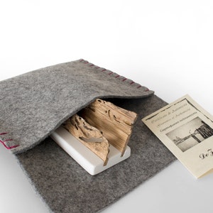 May include: A gray felt pouch with red stitching, containing a wooden sculpture and a certificate of authenticity. The certificate is titled "Certificato di Autentica" and "Diploma of Authenticity" and includes the text "Cerchiudum navticoma" and "De Zolli".