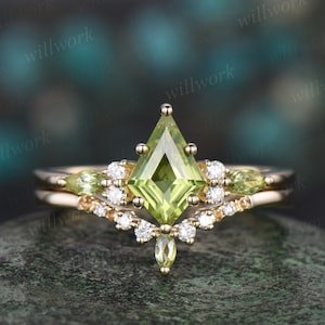 Kite cut peridot ring vintage yellow gold 6 prong unique engagement ring women moissanite citrine ring dainty anniversary ring set gift