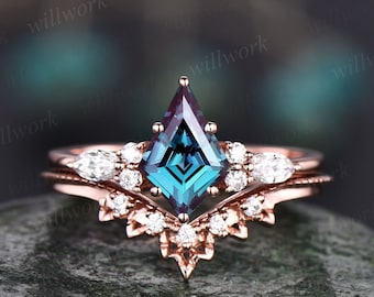 Vintage Alexandrite engagement ring set rose gold kite cut ring art deco moissanite ring for women unique engagement ring wedding ring set