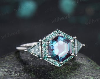 Anello di fidanzamento con alessandrite taglio esagonale da 2 carati, oro bianco 14 carati, pavé di smeraldi e agata muschiata, anello di promessa e matrimonio da donna in argento