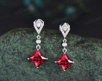 Boucles d'oreilles rubis rouge taille princesse 1 carat pour femmes, or blanc 14 carats, lunette, cerf-volant, halo de diamants, boucles d'oreilles antiques, cadeau d'anniversaire pour elle