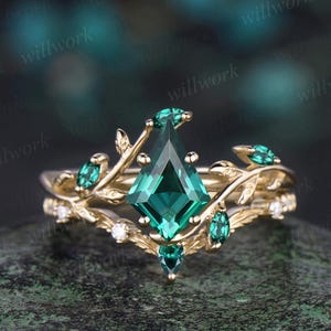 Vintage kite cut green emerald engagement ring set solid 14k yellow gold cluster leaf nature inspired moissanite bridal ring set women gift