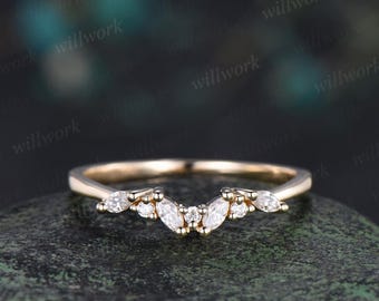 Anillo de boda apilable de oro amarillo de 14k con moissanita talla marquesa en racimo, ideal como regalo para mujer.