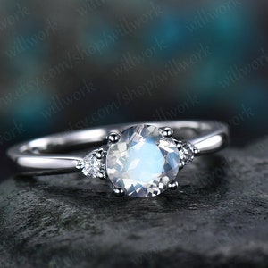 Anillo de compromiso con piedra lunar natural - Oro blanco macizo de 14 k - Anillo de diamantes hecho a mano - Anillo de tres piedras - Anillo de promesa con piedra lunar de corte redondo de 6 mm