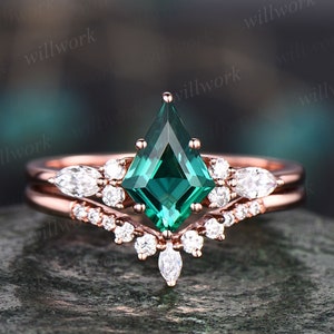 Unique vintage kite cut green emerald engagement ring set 18k rose gold six prong marquise cut moissanite promise wedding ring set for women