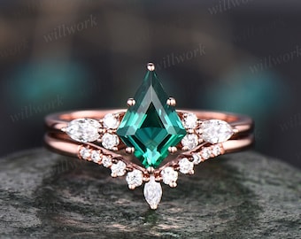 Unique vintage kite cut green emerald engagement ring set 18k rose gold six prong marquise cut moissanite promise wedding ring set for women