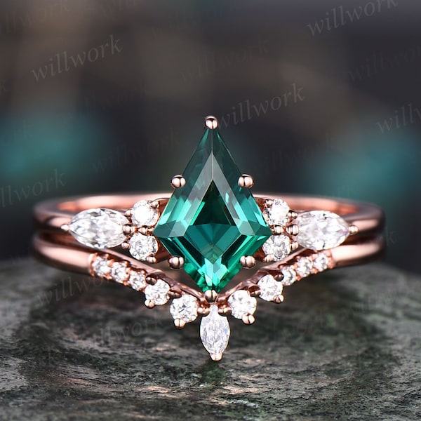 Unique vintage kite cut green emerald engagement ring set 18k rose gold six prong marquise cut moissanite promise wedding ring set for women