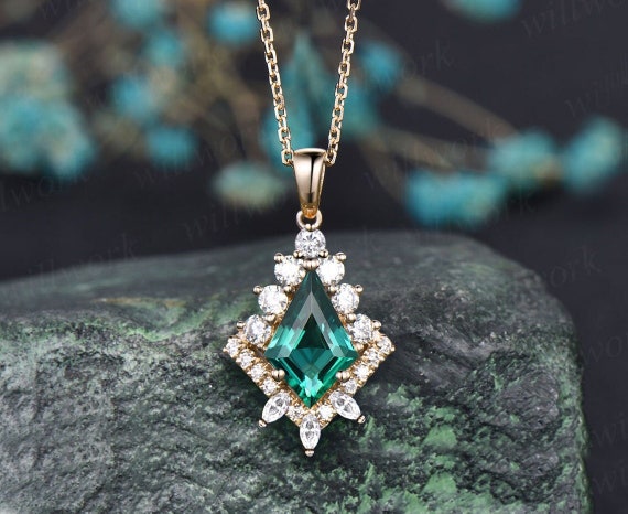 Unique emerald necklace deals