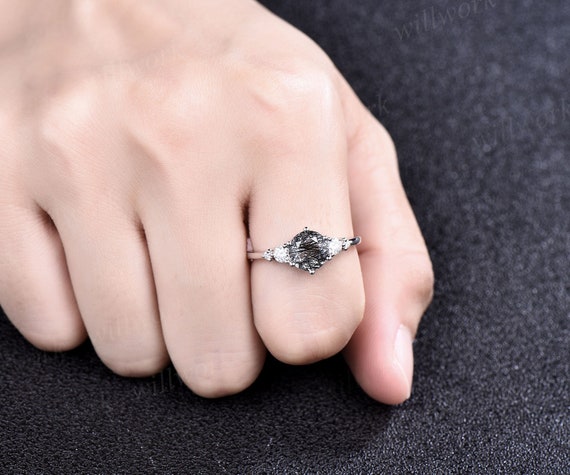 Anillo de cuarzo negro sale