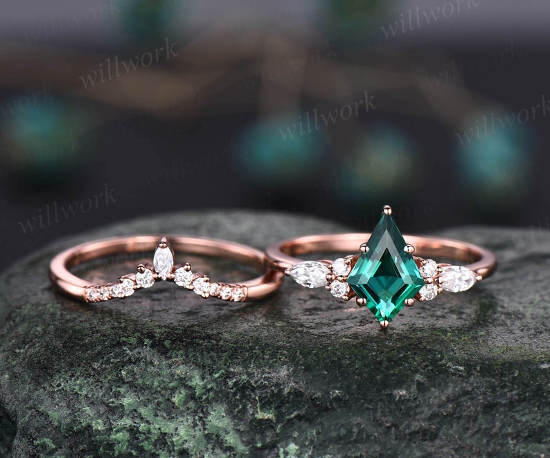 Unique Vintage Kite Cut Green Emerald Engagement Ring Set 18k - Etsy