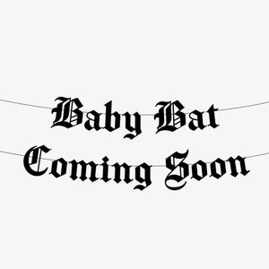 Banner gótico para anunciar el embarazo. Próximamente, bebé murciélago. Decoración gótica para baby shower. Metalero, heavy metal, emo embarazada.