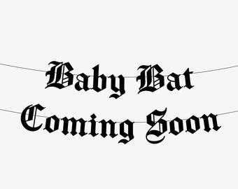 Faire-part de grossesse bannière gothique chauve-souris bientôt disponible, décoration gothique pour baby shower, metalhead, heavy metal, alternative emo enceinte