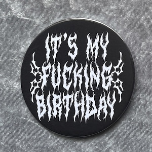 Badge bouton anniversaire en métal, goth c'est mon anniversaire, cadeau heavy metal, badge joyeux anniversaire en métal noir, goth emo RIP jeunesse, metalhead