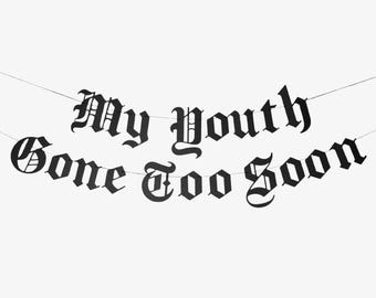 Meine Jugend zu früh gegangen Alte englische Gothic Brief Banner, alles Gute zum Geburtstag, Emo Geburtstagsparty, Beerdigung Geburtstag, 30.Tod bis meine 20er Jahre