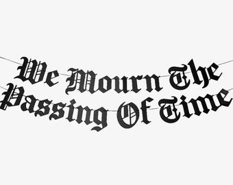 Wir trauern um die Zeit Alte englische Gothic Brief Banner, Emo Geburtstagsparty Banner, Beerdigung für meine Jugend, RIP Dreißigster Geburtstag Goth