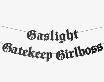 Gaslight Gatekeep Girlboss Dekor Banner, Gothic Blackletter Girlande, Emo Goth Party Girlande, lustiges inspirierendes Live Laugh Love Meme Zeichen