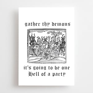 Biglietto di auguri di compleanno con incisione su legno di una strega gotica, raduna i tuoi demoni, sarà una festa infernale, horror heavy metal gotico emo alternativo medievale
