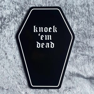 Carte porte-bonheur gothique, carte d'encouragement en forme de cercueil, knock 'em dead, nouvel emploi emo, jeux de mots gothiques alternatifs lourds examens nouvel emploi enfant MCR