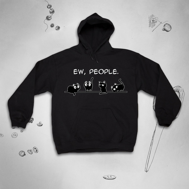 以下が含まれることがあります： 「EW, PEOPLE.」という文字と、白い目をした黒い猫が4匹並んだ黒いフード付きスウェットシャツです。