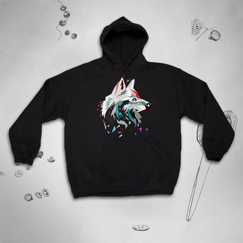 K&ouml;nnte beinhalten: Schwarzer Kapuzenpullover mit einem bunten geometrischen Wolf-Design auf der Vorderseite.