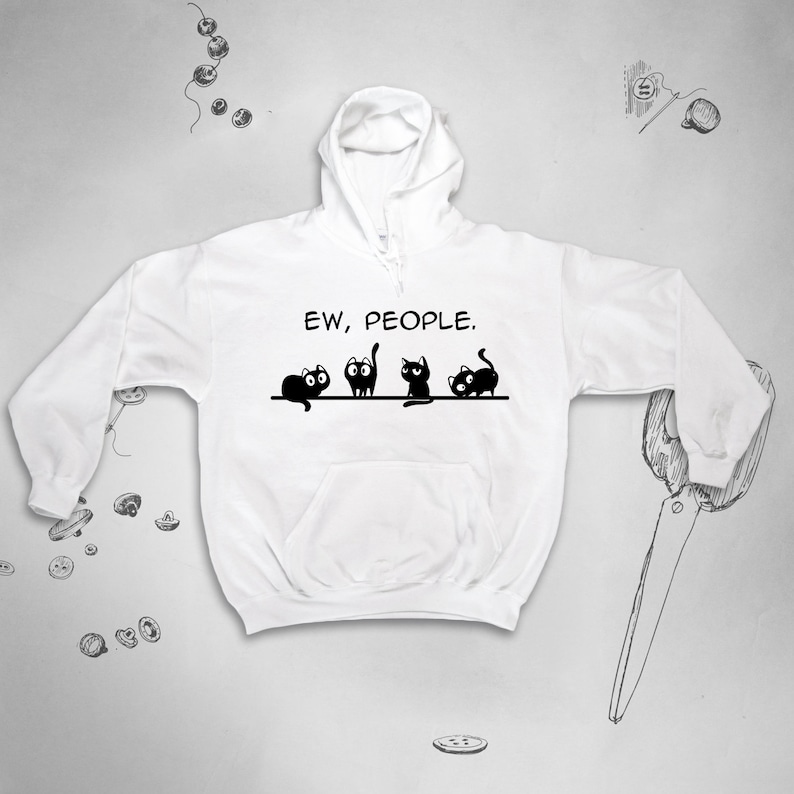 以下が含まれることがあります： 前面に「EW, PEOPLE.」という文字がプリントされた白いフード付きスウェットシャツ。4匹の黒い漫画の猫がテキストの下に並んでいます。