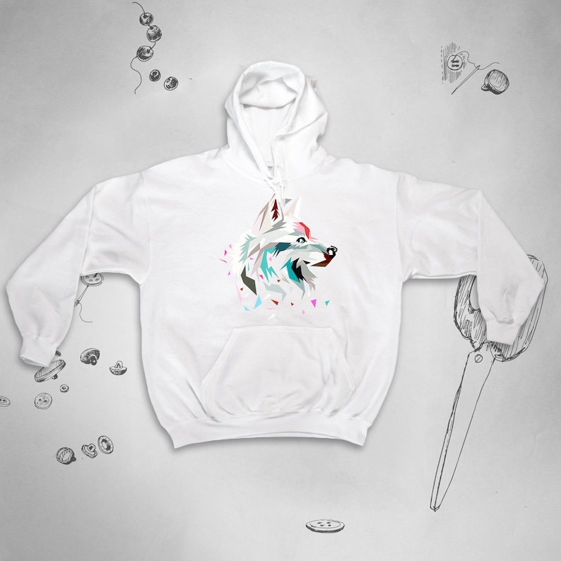 K&ouml;nnte beinhalten: Wei&szlig;er Kapuzenpullover mit einem bunten geometrischen Wolf-Design auf der Vorderseite.